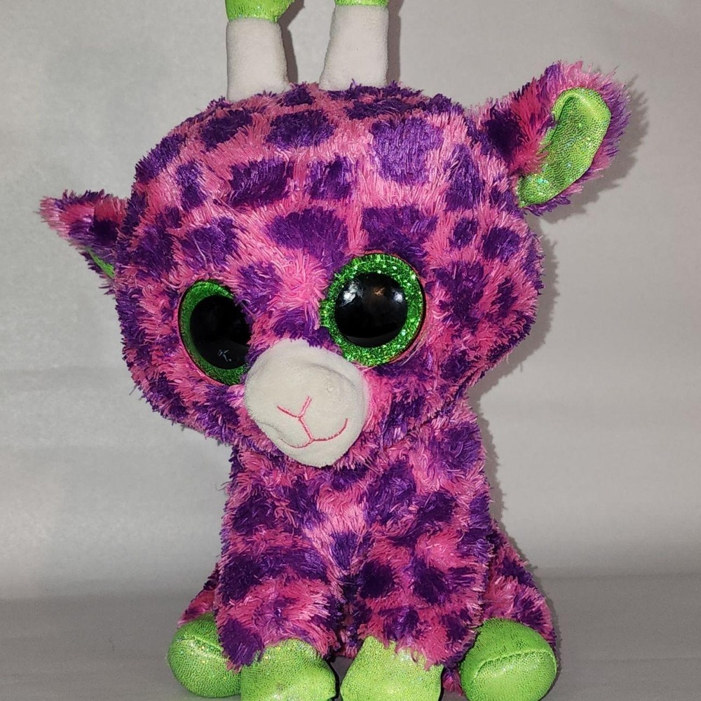 Super cute Ty Beanie Boo Gilbert giraffe plush with the Ty heart tag
